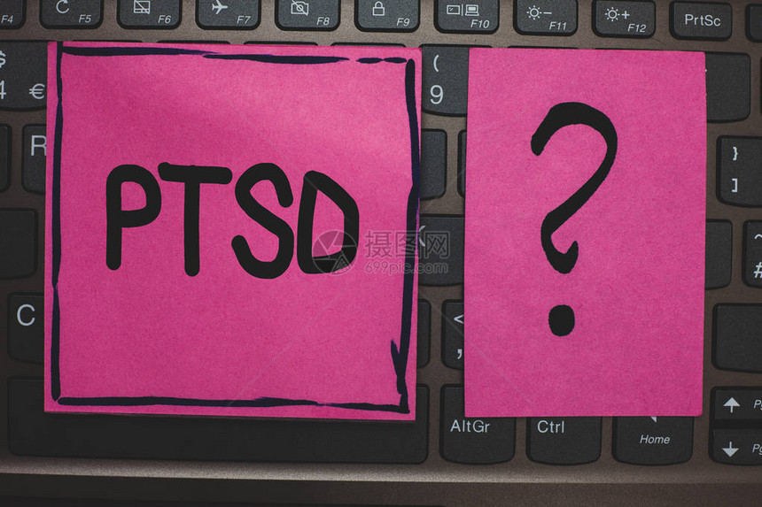 显示Ptsd的书写笔记商业照片展示创伤后应激障碍精神疾病创伤恐惧黑色笔记本电脑键盘粉色纸问思想电脑图片