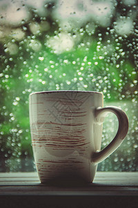 窗外背景雨下着一杯热茶图片