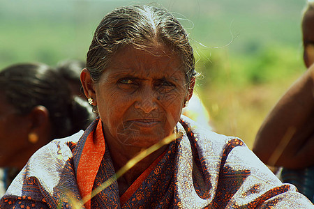 乡村妇女放松在农田上印度图片