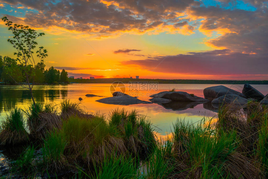 美丽的湖边日落日落时的湖泊和景色图片