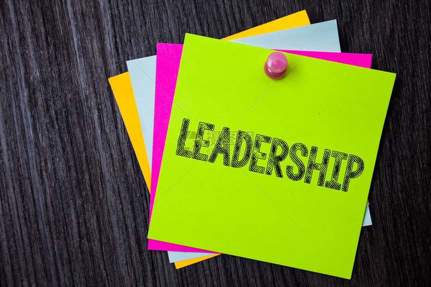 领导力能力活动的商业概念包括领导一群人或公司多重粘贴卡钉着全阴暗衬底背景板的黑胶图片