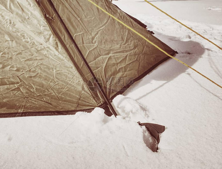 固定在雪中的帐篷尼龙带的细节早春在野生自然公园露营户外探险旅行积极的图片