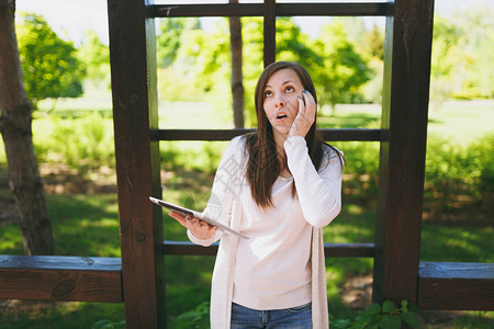 悲伤不安的肖像震惊了穿着轻便休闲服的女人图片