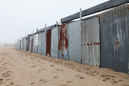 生锈板的屏障海滩上镀锌金属图片