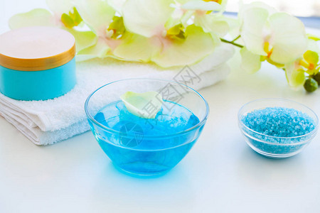 有机蓝海盐含有奶油盐毛巾和白面花的喷雾成分图片