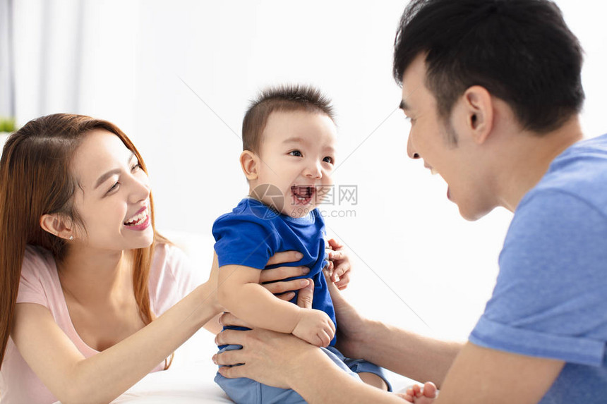 年轻的幸福家庭生图片