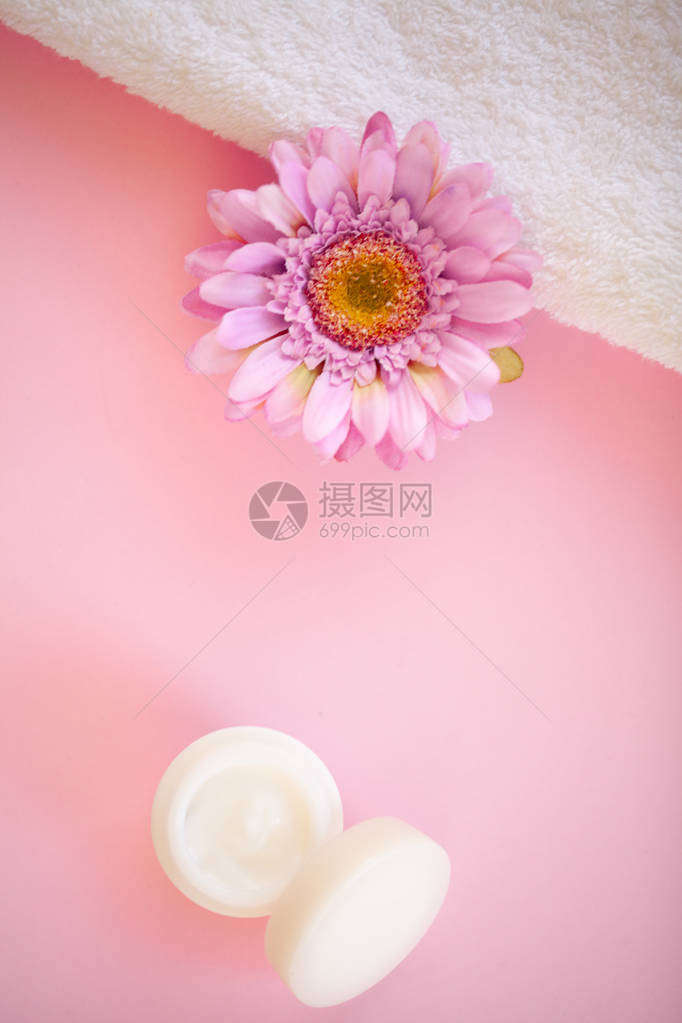 温泉在粉红色的背景上滚动的白色身体毛巾毛巾概念酒店和按摩院的照片纯净和柔软图片