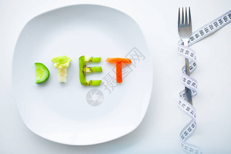 饮食或体重控制概念关闭有蔬菜饮食信件的板材健身和健康图片
