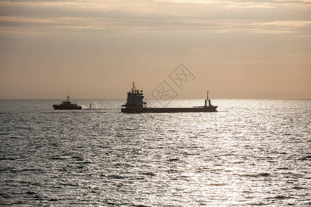 一艘货船正在荷兰海图片