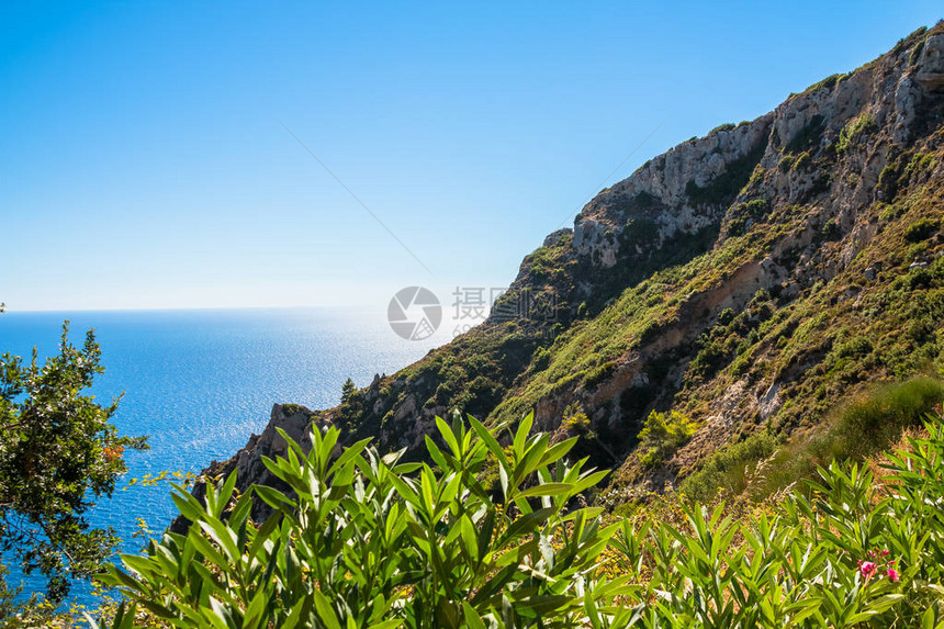 海岸线的视图进入海湾与水晶般清澈的蔚蓝海水图片