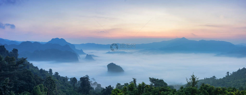 富兰卡雾山景观和日出帕尧泰国富图片