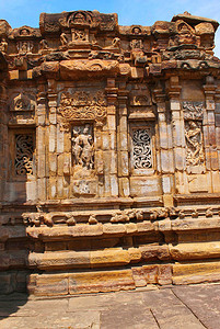 印度卡纳塔克邦帕塔达卡尔帕塔达卡尔寺庙建筑群西墙上的湿婆神像图片