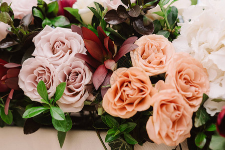 华丽的婚礼植物学用鲜花装饰图片