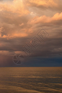 阿佐夫海的暴风云以日落太阳照亮海平图片