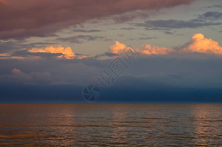 阿佐夫海的大风暴云以日落和图片