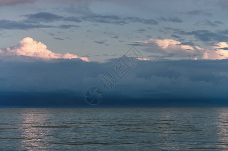 阿佐夫海的大风暴云由日落海平面照亮图片