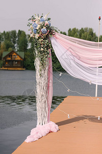 婚礼仪式在河岸附近的一个码头上举行婚礼拱门装饰图片