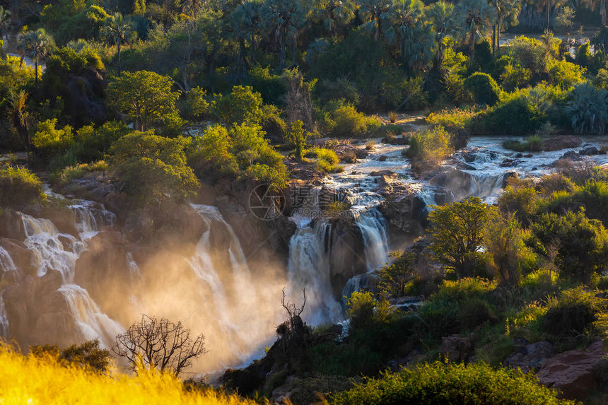 纳米比亚北部和安哥拉南部边界库内河的Epupa瀑布图片