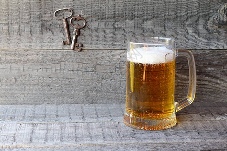 木制背景上的一杯淡啤酒背景图片