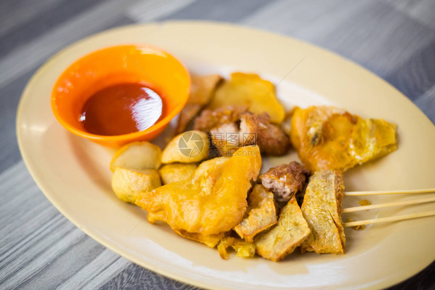在槟城岛上的当地餐厅供应新鲜的油炸马来西亚lorbak辣椒酱采用新鲜食材烹制的图片