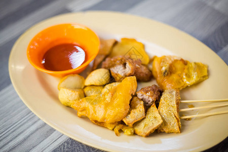 洛尔巴克在槟城岛上的当地餐厅供应新鲜的油炸马来西亚lorbak辣椒酱采用新鲜食材烹制的背景