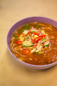 槟城岛当地餐厅供应新鲜烹制的马来西亚槟城叻沙辣面汤采用新鲜食材烹制的图片