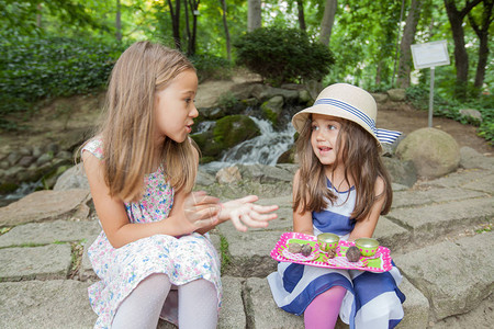 两个在公园野餐的小女孩图片