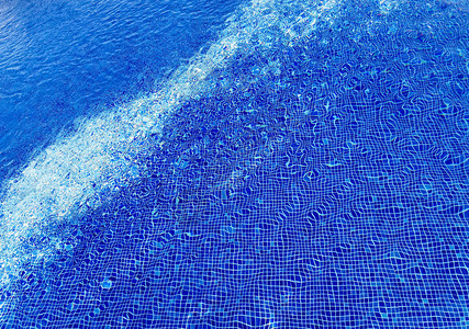 游泳池水蓝色瓷砖上图片