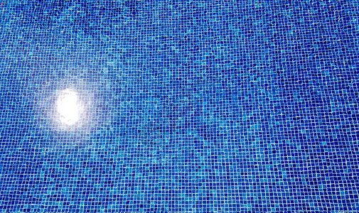 游泳池水蓝色瓷砖上图片