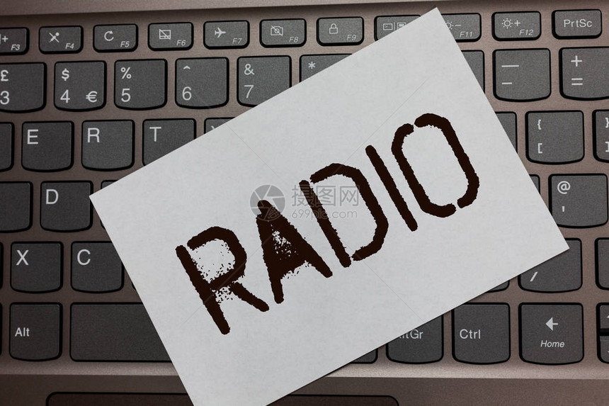 显示收音机的文字符号概念照片用于收听广播节目的电子设备显示黑色笔记本电脑键盘艺术纸漂亮的电脑笔记本图片