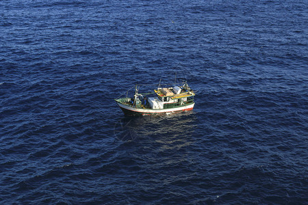 海上小渔船小渔船白色绿图片