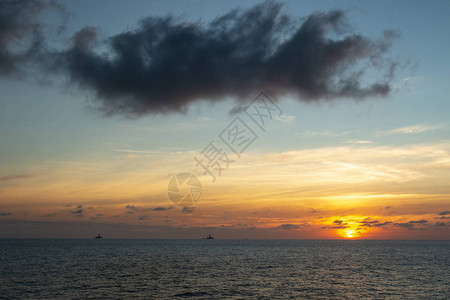 售前日出在油塔和近海石油背景