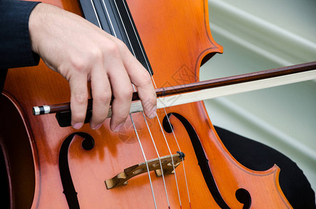 艺术和艺术家年轻优雅的男人小提琴手在黑色上拉小提琴古典音乐图片