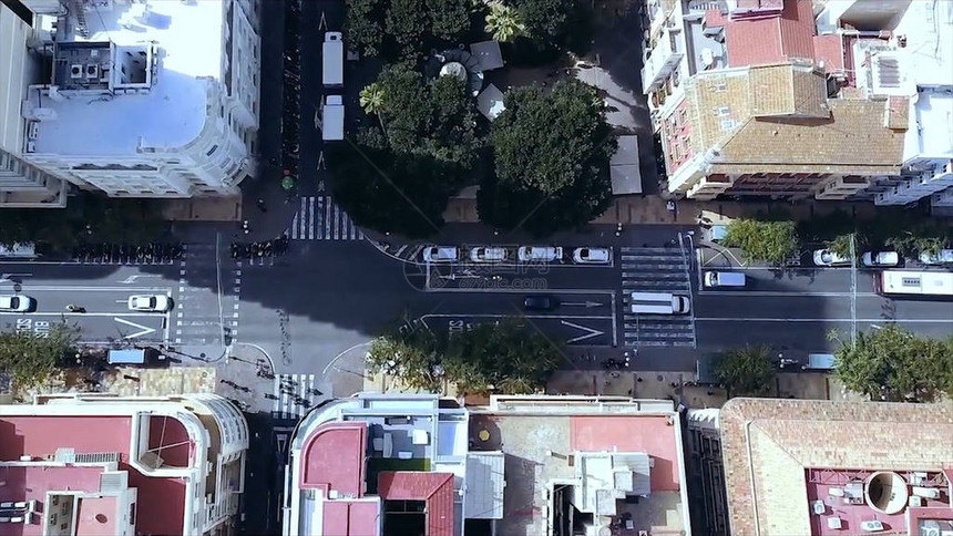 通往交叉路口的道路城市鸟瞰图显示城市道路相互交叉图片