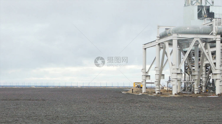 在海边附近建造的工业管道图片