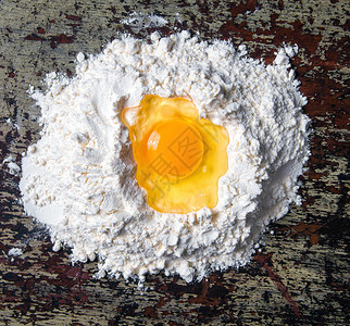面粉和桌子上的鸡蛋图片