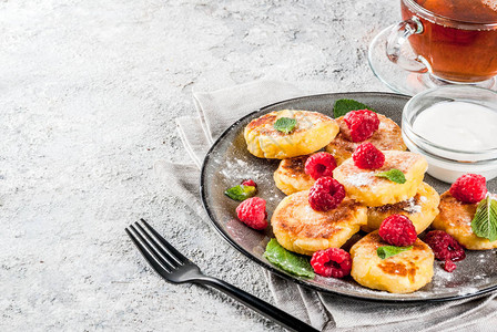 健康的夏季早餐芝士煎饼和草莓奶粉糖和薄荷灰混凝土图片
