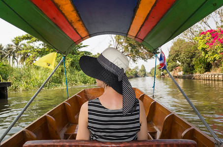 乘船游览曼谷浮市的亚洲女乘船图片