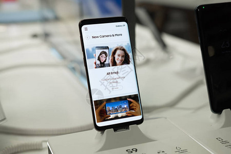 新发射的三星银河S9和S9加智能手机以家用屏幕显示图片
