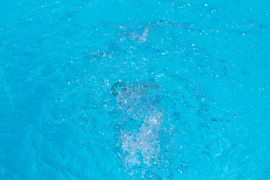 波浪游泳池蓝色水面上的涟漪图片