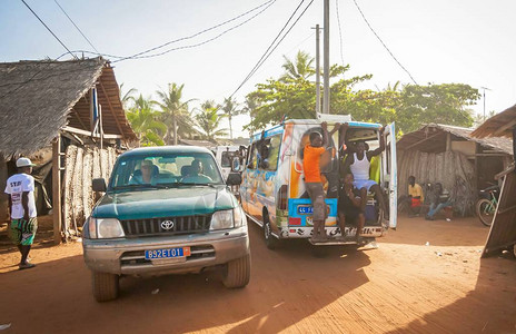 非洲Assouinde村街道交通繁忙图片