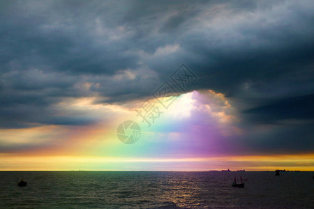 彩虹背乌云在海面上图片