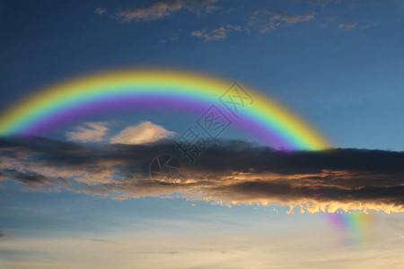 彩虹在日落和天空背面剪影云图片