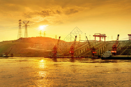 长江码头和起重机重庆图片