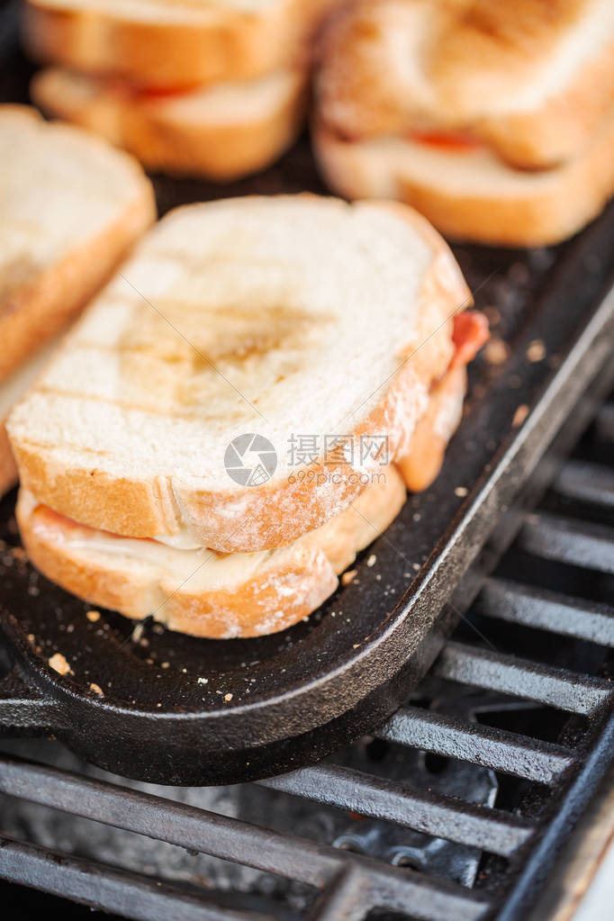 烤奶酪三明治加培根条和室外煤气烤图片