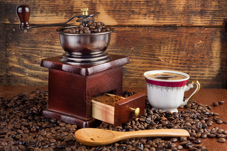 咖啡磨机和咖啡及木勺图片