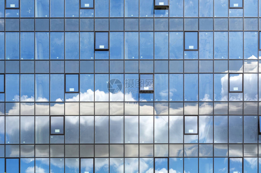 现代办公楼的窗户中反映出云层天空图片