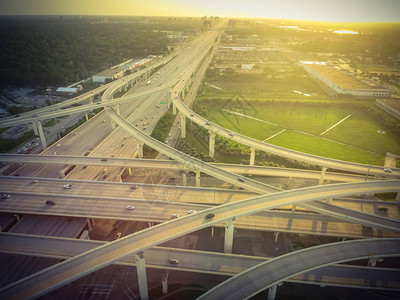 复古色调鸟瞰大型高速公路交叉口图片