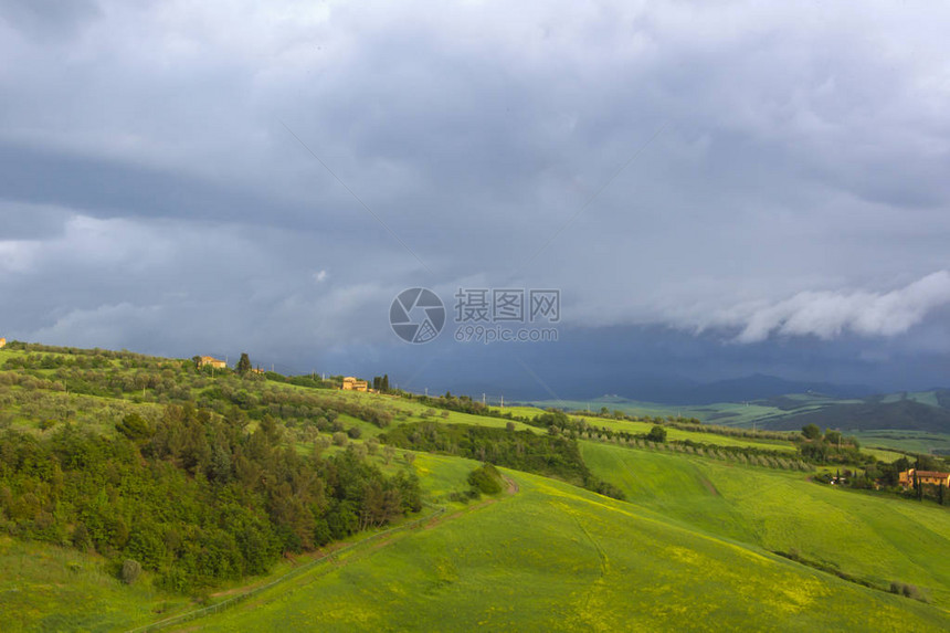 伏尔特拉市附近的意大利托斯卡纳的农村山区地貌图片