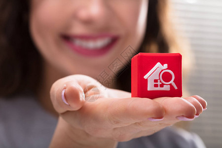 女握着红色立方体屏障与家庭搜图片